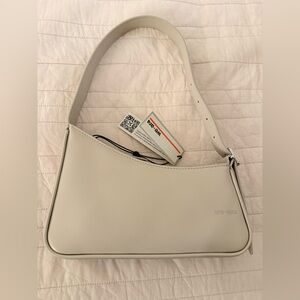 Cream Shoulder Bag with Curved Silhouette. 100% Cow Leather.
